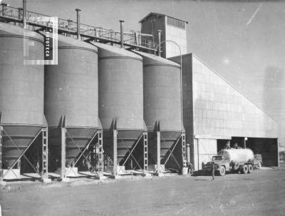 Vista parcial de silos de cemento en funcionamiento