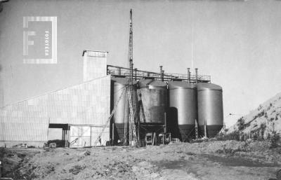 Vista de los silos de cemento tomada hacia el norte