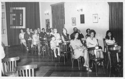 Disertación del poeta Carlos A. Álvarez. Sala auditorio con asistentes