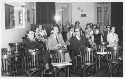 Disertación del poeta Carlos A. Álvarez. Sala auditorio con asistentes