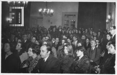 Conferencia de Jorge Luis Borges. Sala auditorio con asistentes