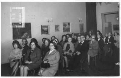 Eugenio Castelli/Ana María Rath. Sala auditorio con asistentes