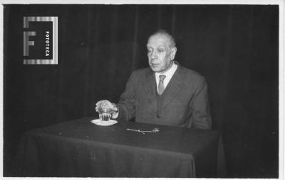 Jorge Luis Borges disertando en Rumbo sobre “Obras y genio de Leopoldo Lugones”