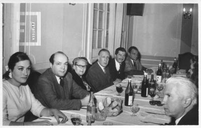 Jorge Luis Borges en mesa durante cena