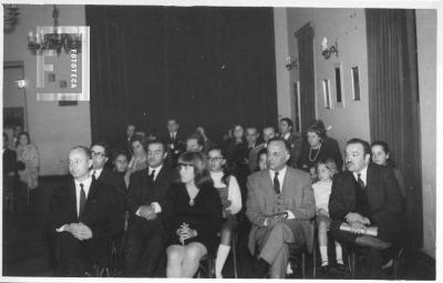 Eugenio Castelli/Ana María Rath. Sala auditorio con asistentes