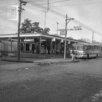 Estación terminal de ómnibus, esquina de Garibaldi y Almafuerte, década 1970