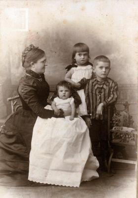 Dama con tres niños