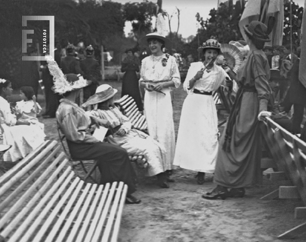 Regata de octubre 1913, mujeres en el club