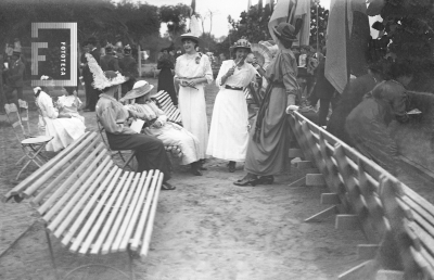 Regata de octubre 1913, mujeres en el club