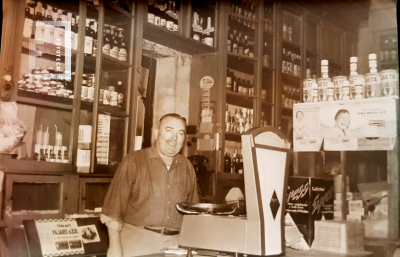 Don Martín en su almacén de calle Garibaldi y Rivadavia.
