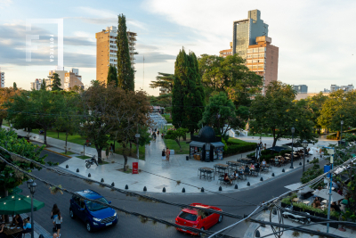 Vista de Plaza Mitre desde calle Sarmiento