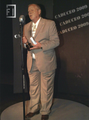 El periodista Roberto Carnevale recibe premio Caduceo 2009 - Consejo Profesional de Ciencias Económicas de la Provincia de Bs.As 
