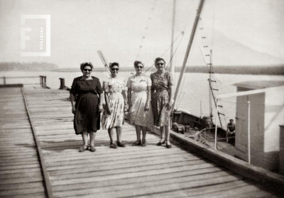 Grupo de mujeres en muelle