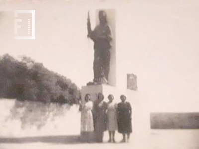 Grupo mujeres en Monumento Azopardo