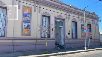 Frente del Hogar del Carmen con carteles (reseña histórica de la institución)