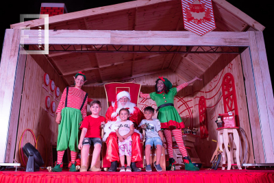 Papá Noel recibe a los niños en su taller 