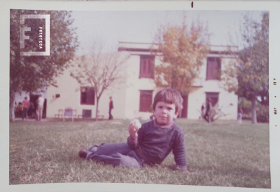 Niño posando frente a casona en Camping Belgrano 