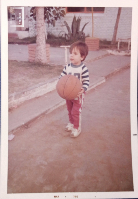 Niño con pelota de básquet en Club Belgrano 