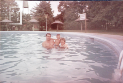 Abuelos con su nieto en la pileta 