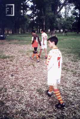 Jugadores fútbol en camping Club Belgrano 