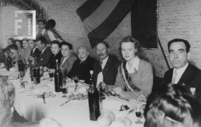 Cabecera de la mesa durante el banquete en que se celebró las bodas de plata de la cooperativa Agrícola General Rojo. 