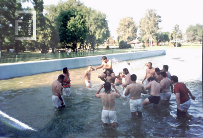 Rugby Club Belgrano - Jugadores festejan título "Campeones" en la pileta del camping 