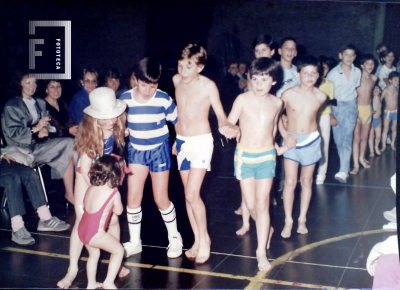 Grupo niños desfilando - Cancha Club Belgrano 