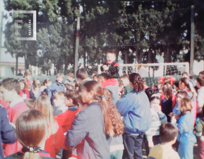 Grupo festejando triunfo del equipo Rugby - Club Belgrano