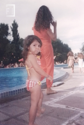 Niña posando frente a la pileta - Club Belgrano 