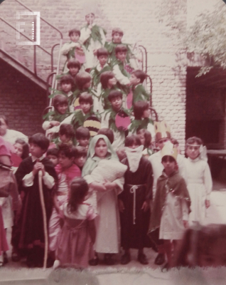 Alumnos 2do Grado representando pesebre y árbol de navidad