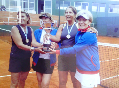 Tenis - Jugadoras con trofeo 