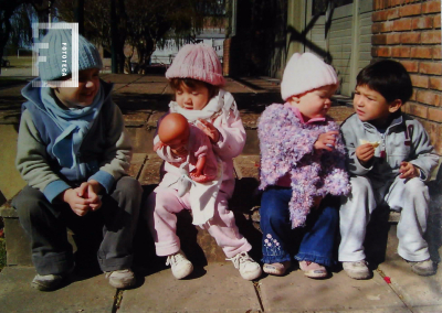 Primos sentados en el Club Regatas