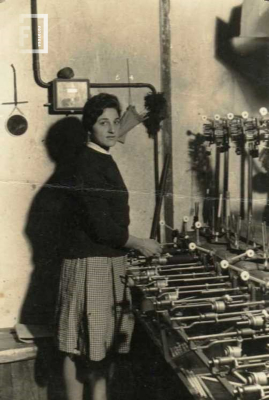Nena Asenjo en su trabajo - Fábrica Textil La Emilia