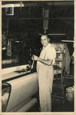 Pedro Armoa en su telar - Fábrica Textil La Emilia