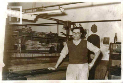 Don Tecco en el telar - Fábrica Textil La Emilia