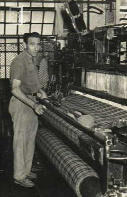 Reinaldo Sichi en su telar - Fábrica textil La Emilia