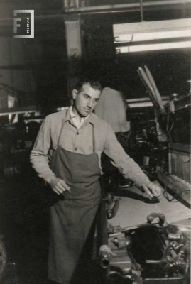 Trabajador en su telar - Fábrica Textil La Emilia