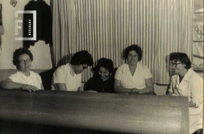 Trabajadoras en el zurcido - Fábrica Textil La Emilia