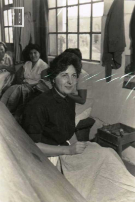 Elsa Tealdi en la sección Zurcido - Fábrica Textil La Emilia
