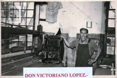 Trabajador junto a su máquina 