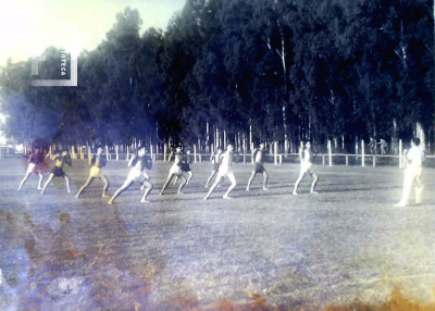 Gimnastas en el campo de deportes