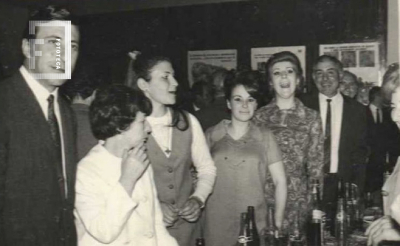 Grupo de amigos en una cena 