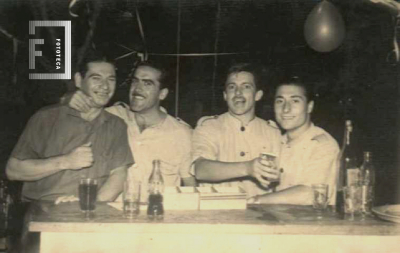 Amigos en la Cantina de Obra Social 