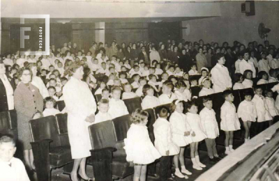 Alumnos del jardín en el cine teatro - La Emilia