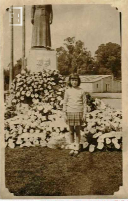 Niña en monumento 