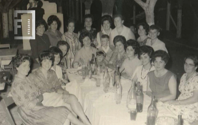 Compañera compartiendo una cena en el club