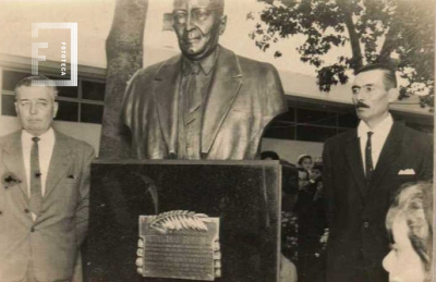 Inauguración busto al señor L. Cordova 