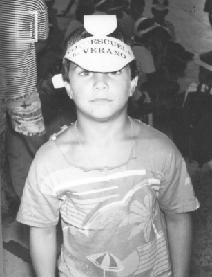 Niño con visera Escuela de verano