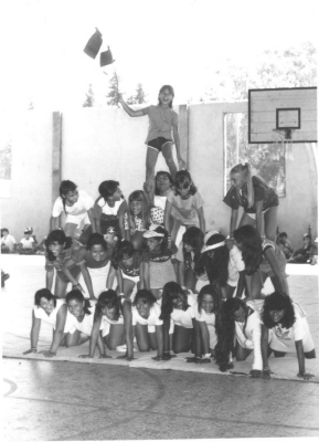 Niñas formando pirámide - Escuela de verano 