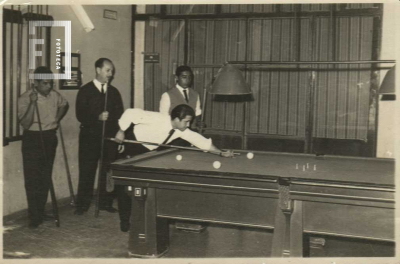 Hombres en mesa de pool 